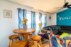 Smart TV, fireplace, video games, DVD player - Hot tub, Lego wall, theater room! 3 bedrooms, 2 bathrooms, near Dollywood! (Sevierville)