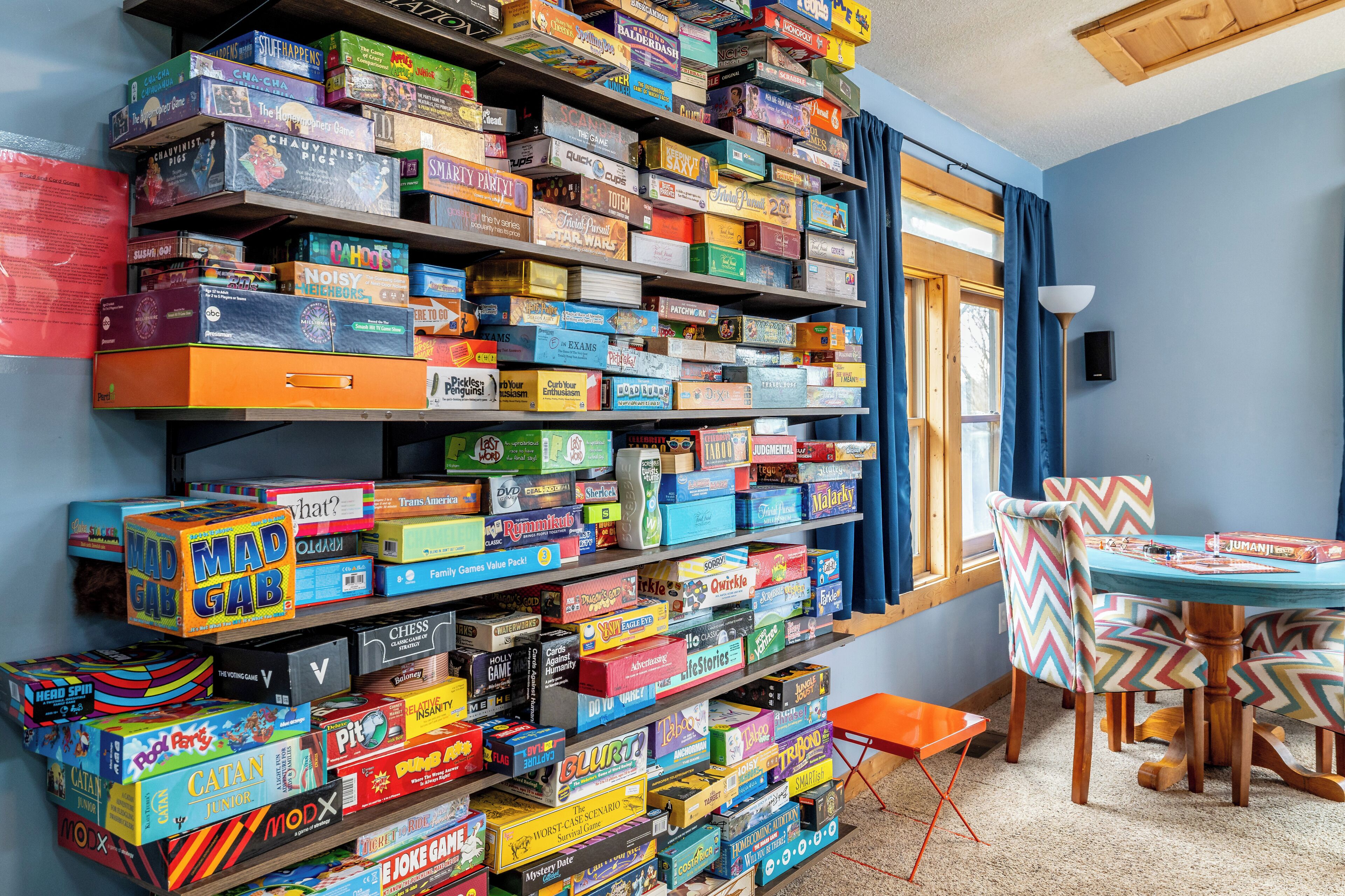 Game room - Hot tub, Lego wall, theater room! 3 bedrooms, 2 bathrooms, near Dollywood! (Sevierville)
