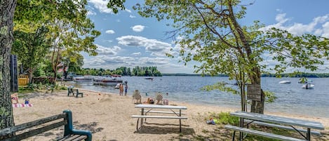 Plage à proximité, chaise longue, serviettes de plage