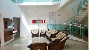 Área de estar no saguão