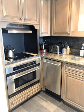 ثلاجة، ميكروويف، فرن، موقد طهي مسطح