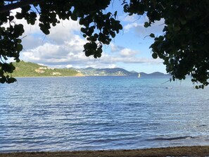 على الشاطئ، كراسي للتشمس