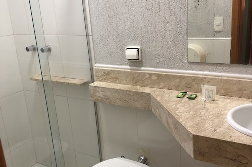 Quarto triplo conforto, várias camas | Banheiro | Chuveiro, toalhas de banho, sabonete, shampoo