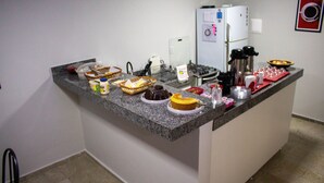 Una encimera de cocina con diversos alimentos y electrodomésticos.