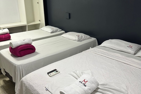 Quarto quádruplo conforto | Roupas de cama premium, escrivaninha, espaço de trabalho para notebook