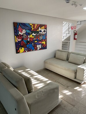 32-Zoll-Flachbildfernseher mit Satellitenempfang, Fernseher