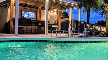 Utomhuspool och uppvÀrmd pool