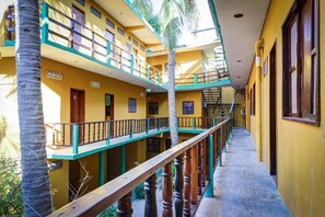 المنشأة من الداخل