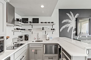 冷蔵庫、電子レンジ、オーブン、コンロ