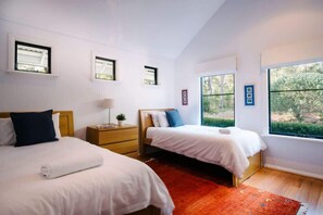5 bedrooms, iron/ironing board, WiFi, bed sheets