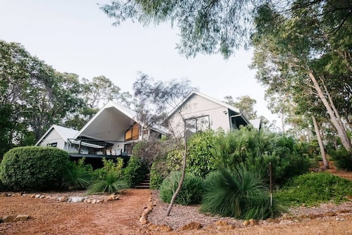 Idyll Estate—Bushland Gem with Spa & Tennis Court