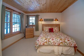 4 bedrooms, iron/ironing board, WiFi, bed sheets - New listing - Beautiful Spacious Custom Log Cabin. (Way Bartlett)