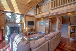 Smart TV, fireplace, books - New listing - Beautiful Spacious Custom Log Cabin. (Way Bartlett)