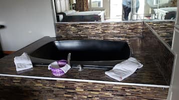 Romantic Room | Private spa tub