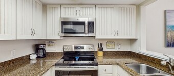 Newly Renovated Harbour Town Villa w/ Private Patio - Close to Lighthouse