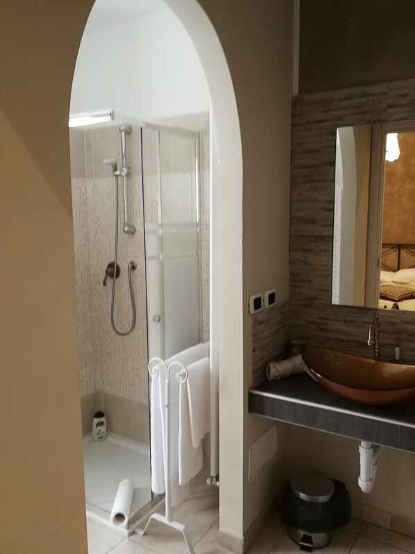 Basic Room | Bathroom