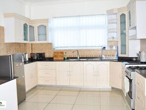 Refrigerador, microondas, horno y tetera eléctrica 