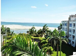 En la playa, camastros y toallas de playa 