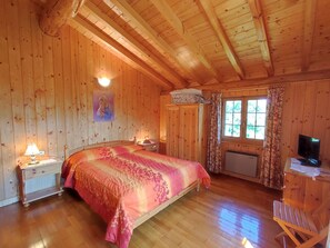 3 chambres, fer et planche à repasser, lit de bébé portatif