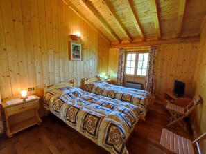 3 bedrooms, iron/ironing board, travel cot, free WiFi - Beautiful private villa for 8 guests with WIFI, TV and patio (Corrido)