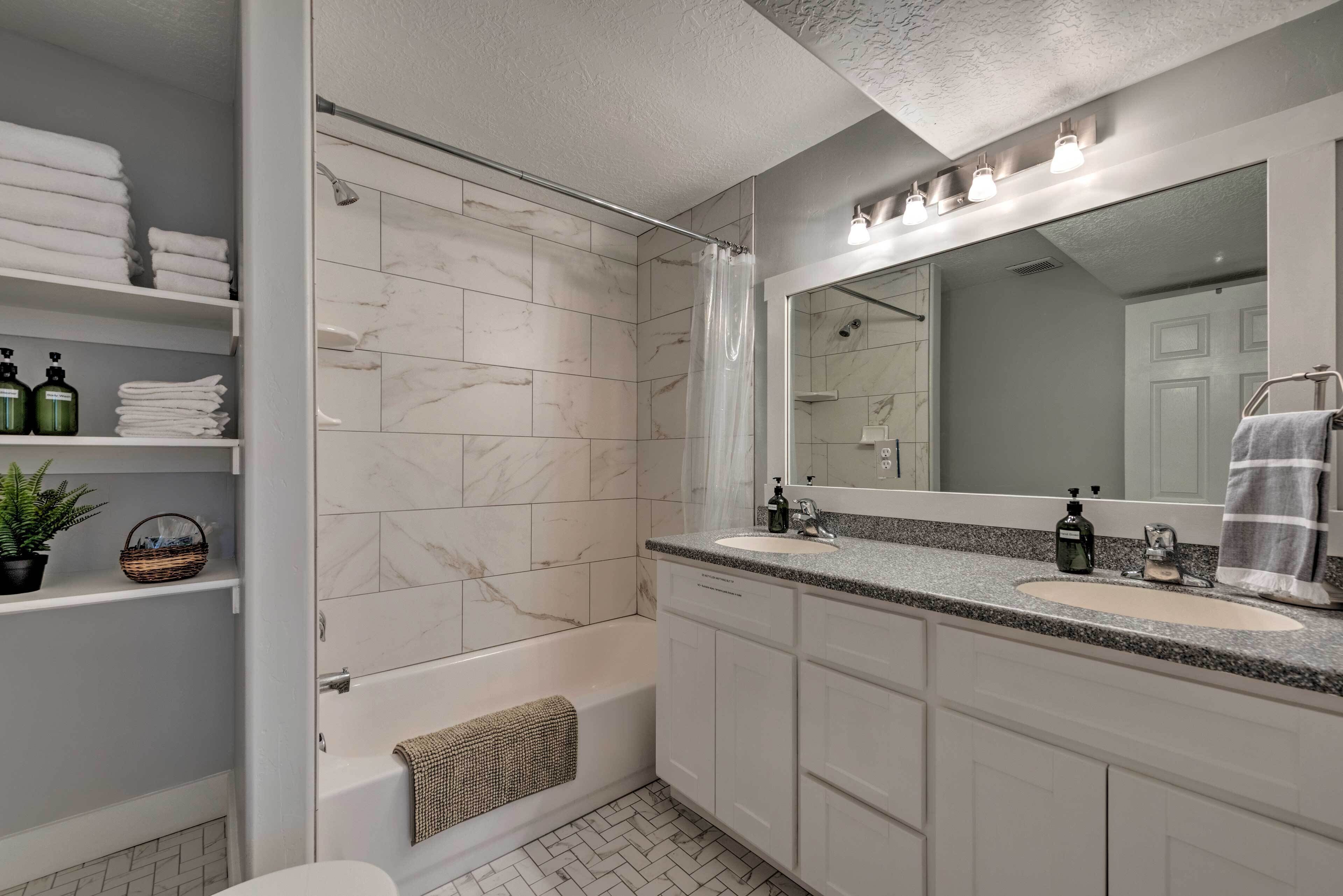 Combined shower/tub, hair dryer, towels, shampoo