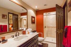 Suihku, hiustenkuivaaja, pyyhkeet