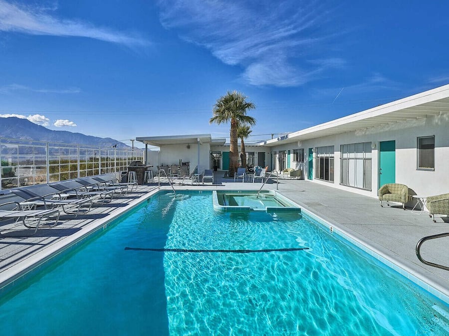 Utendørsbasseng, bassengparasoller og solsenger