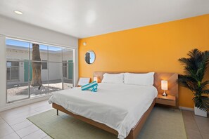 Phòng Tiêu chuẩn, 1 giường cỡ king, quang cảnh hồ bơi | Bộ đồ giường kháng dị ứng, trang bị nội thất với thiết kế riêng biệt 