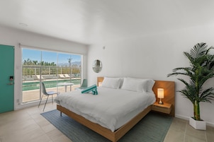 Quarto standard, 1 cama King, vista para a piscina | Roupas de cama antialérgicas, individualmente mobiliados