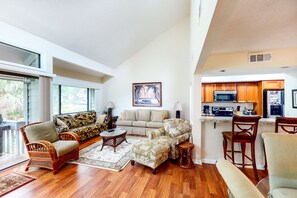 Flat-screen TV, DVD player - Charming, family-friendly condo w/ private deck - close to golf & the beach (Hilton Head)