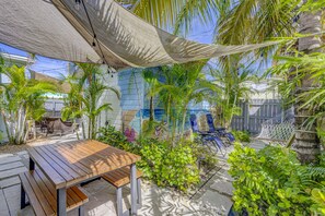 Outdoor dining - The Blue Tortuga 3 - 1 BR apartment (Lake Worth Beach)