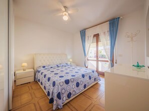 2 室のベッドルーム、旅行用ベビーベッド