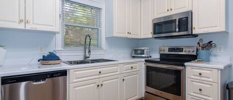 Fridge, oven, dishwasher, cookware/dishes/utensils