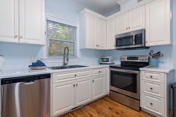 Frigorífico, horno, lavavajillas y utensilios de cocina