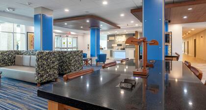 Holiday Inn Express & Suites Staunton by IHG