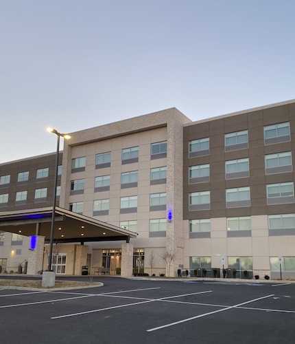 Holiday Inn Express & Suites Staunton by IHG