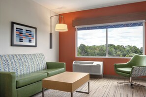 Desk, laptop workspace, blackout drapes, iron/ironing board - Holiday Inn Express & Suites Staunton by IHG (Staunton)