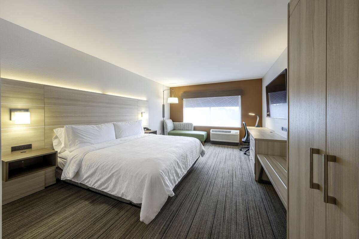 individually decorated, individually furnished, desk, laptop workspace