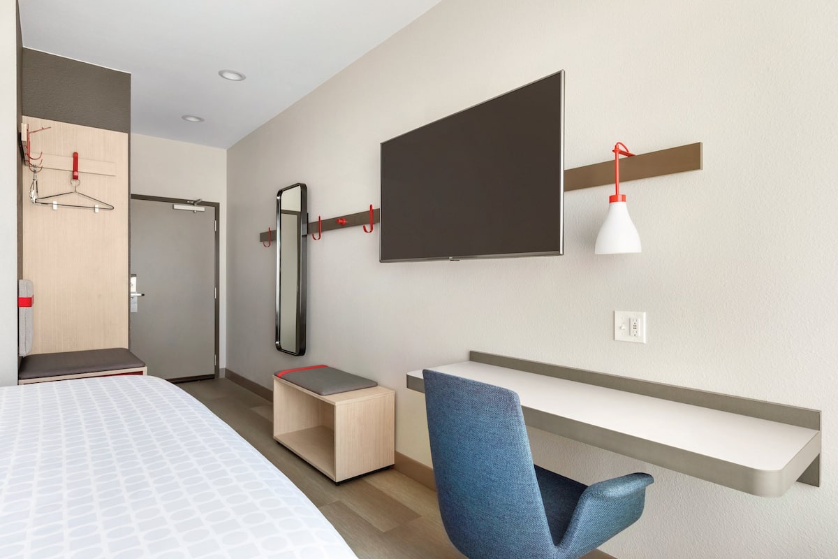 In-room safe, individually furnished, desk, laptop workspace