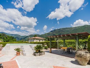 Outdoor dining - Stunning private villa with A/C, private pool, WIFI, TV, terrace, pets allowed and panoramic view (Camaiore)