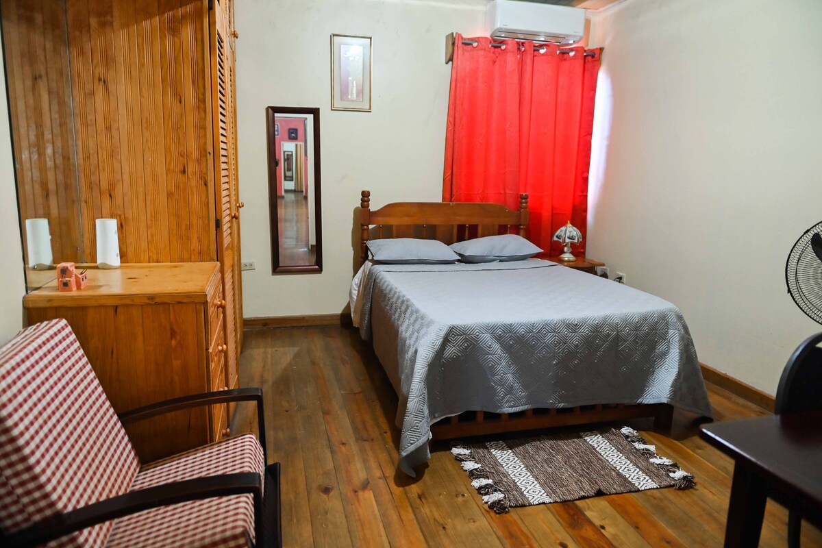 Caja de seguridad en la habitación, muebles diferentes y escritorio 