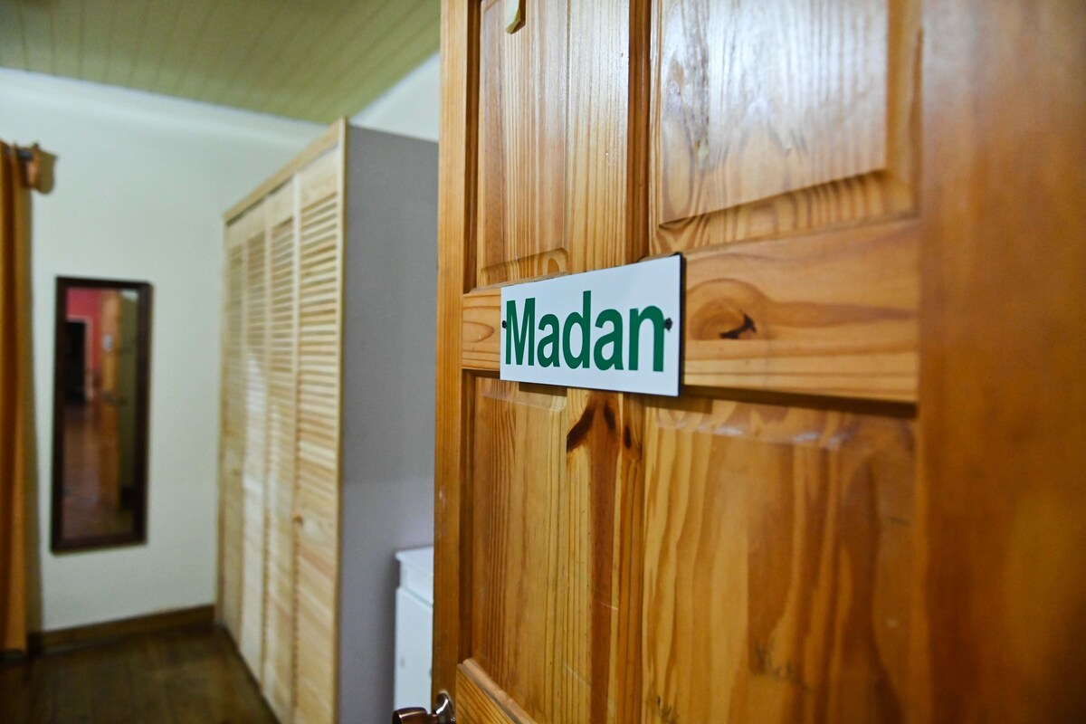 Habitación estándar | Caja de seguridad en la habitación, muebles diferentes y escritorio 