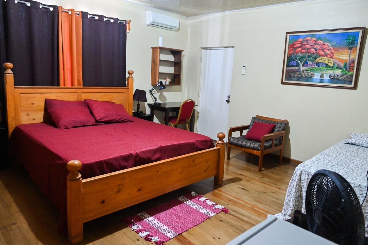 Habitación familiar, varias camas | Caja de seguridad en la habitación, muebles diferentes y escritorio 