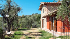 A rustic villa with a stone facade, a tiled roof, and a paved courtyard. - Beautiful private villa with A/C, WIFI, hot tub, private pool, TV, patio and pets allowed (Montecatini Terme)