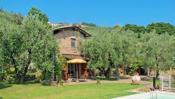 A poolside area with a stone building, outdoor seating, and a clear sky. - Private Villa with private pool, A/C, internet, hot tub, TV, patio, pets allowed, panoramic view (Montecatini Terme)