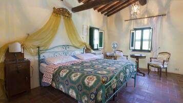 4 bedrooms, travel cot, Internet