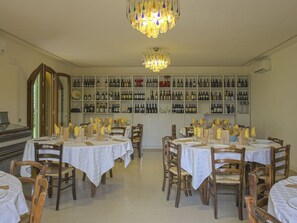 Dining - Private Villa with internet, private pool, A/C, hot tub, TV, patio, pets allowed, panoramic view (Montecatini Terme)
