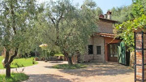 A rustic stone building with a brick pathway leading to the entrance. - Private Villa with private pool, A/C, internet, hot tub, TV, patio, pets allowed, panoramic view (Montecatini Terme)