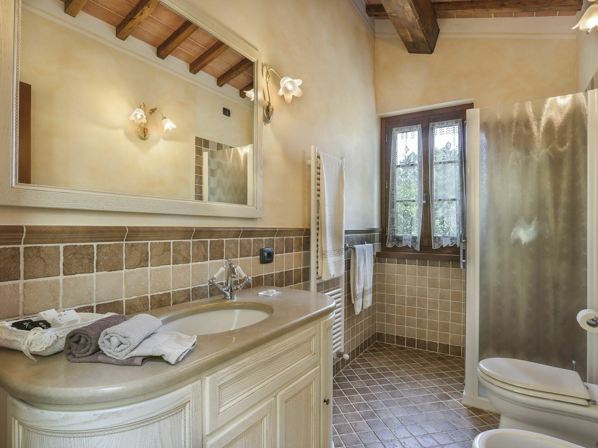 Une salle de bain avec un lavabo, un miroir et des toilettes.