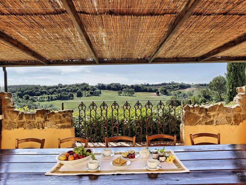 Wonderful private villa for 10 guests with private pool, WIFI, A/C, TV, patio and pets allowed